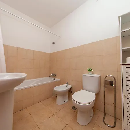 B77 - Im On Avenida In Apartament *