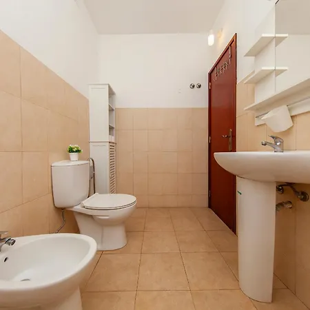 B77 - Im On Avenida In * Lagos