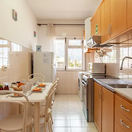 B77 - Im On Avenida In * Lagos