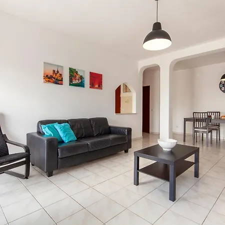 B77 - Im On Avenida In Lagos