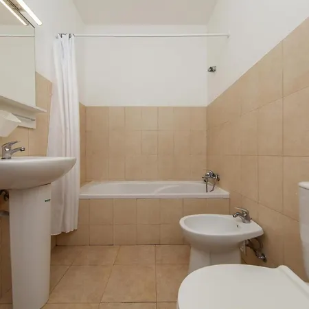 B77 - Im On Avenida In Lagos