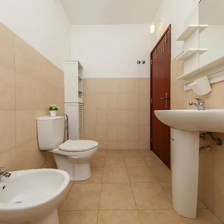 B77 - Im On Avenida In Daire Lagos